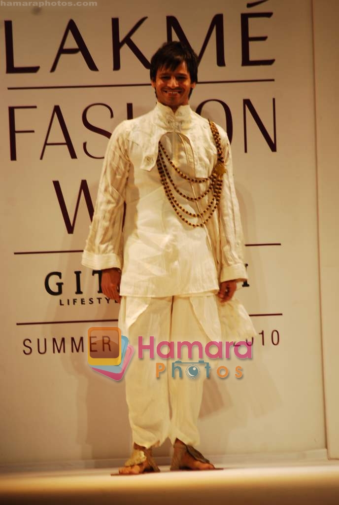 Vivek Oberoi walks the ramp for Digvijay Singh Show in Grand Hyatt, Mumbai on 5th March 2010 