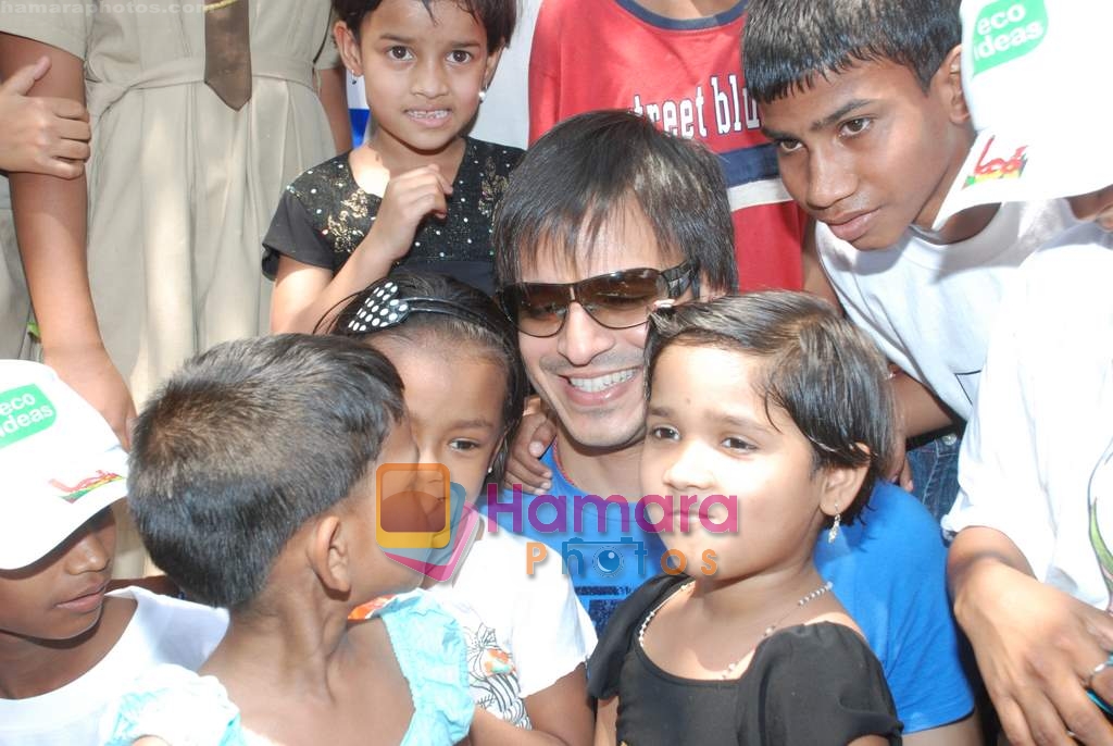 Vivek Oberoi meets Sneha Sadhan children in Andheri on 13th March 2010 