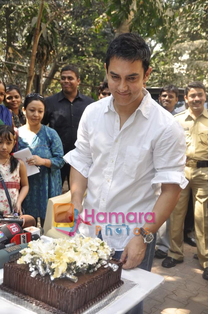 Aamir Khan celebrates 45th birthday with media at his Home in Mumbai on 14th March 2010 