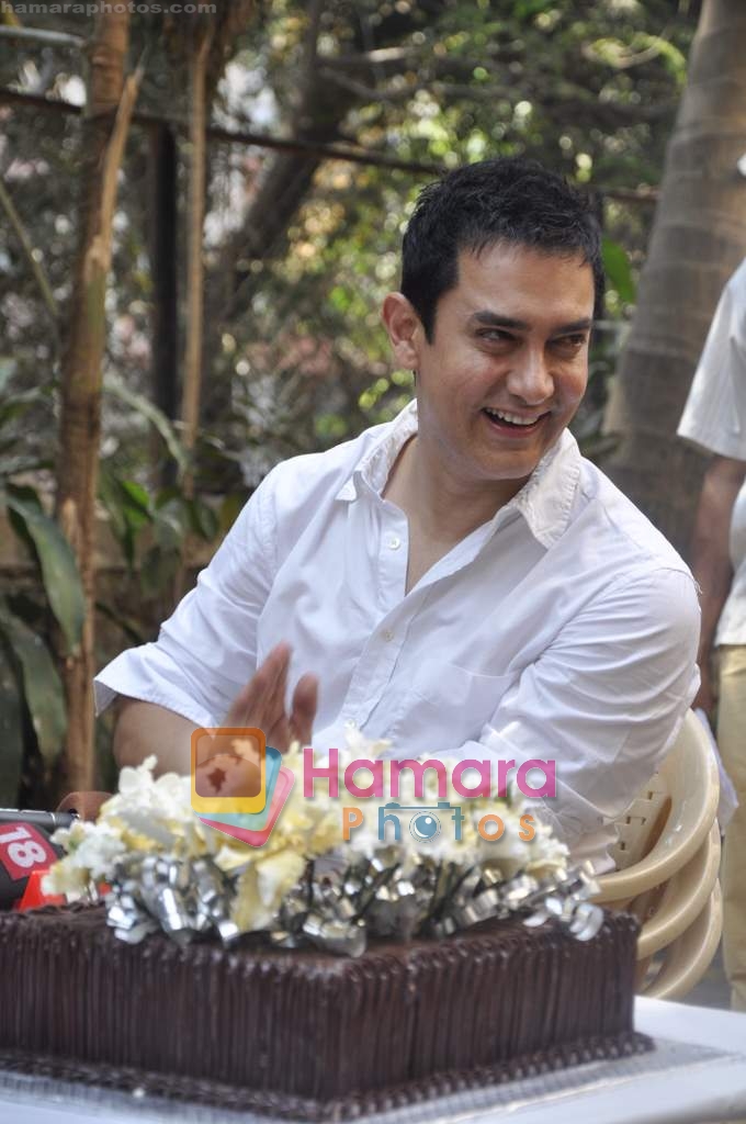 Aamir Khan celebrates 45th birthday with media at his Home in Mumbai on 14th March 2010 