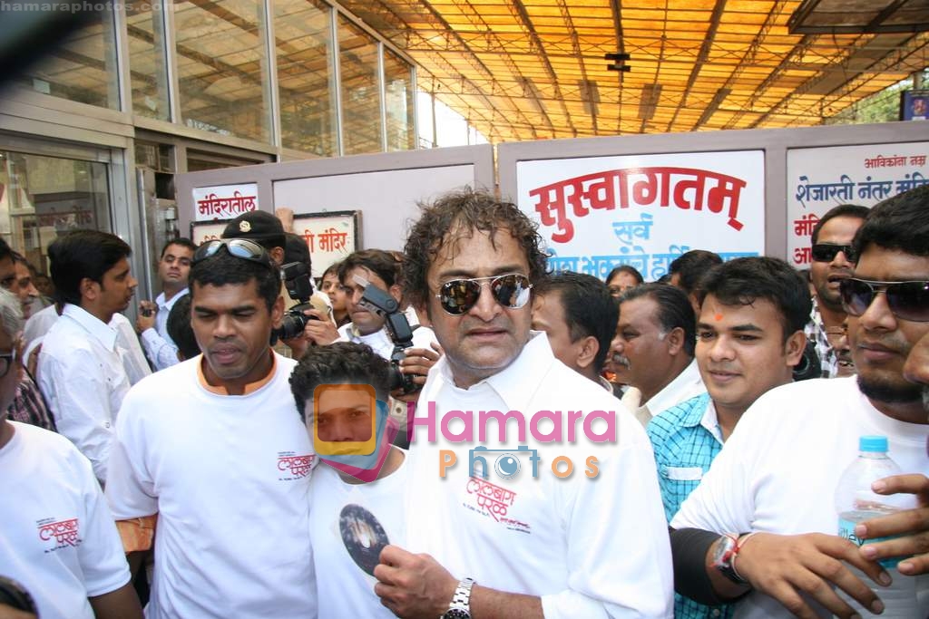 Mahesh Manjrekar seeks blessing at Siddhivinayak for his film City of Gold in Dadar on 16th March 2010 
