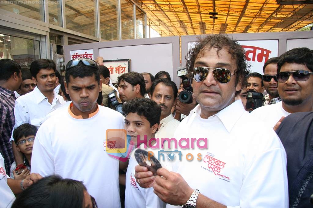 Mahesh Manjrekar seeks blessing at Siddhivinayak for his film City of Gold in Dadar on 16th March 2010 