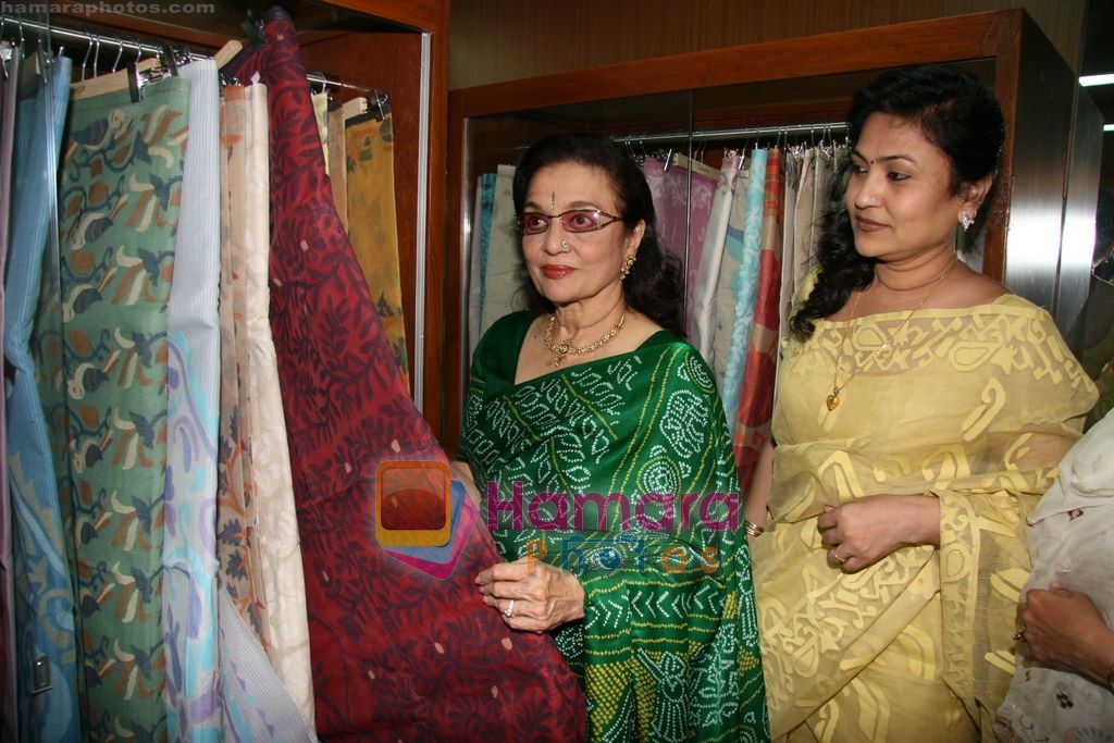 Asha Parekh at the Launch of Shubhrata Dutta's Jamdani Saree collection in Juh, Mumbai on 23rd March 2010 