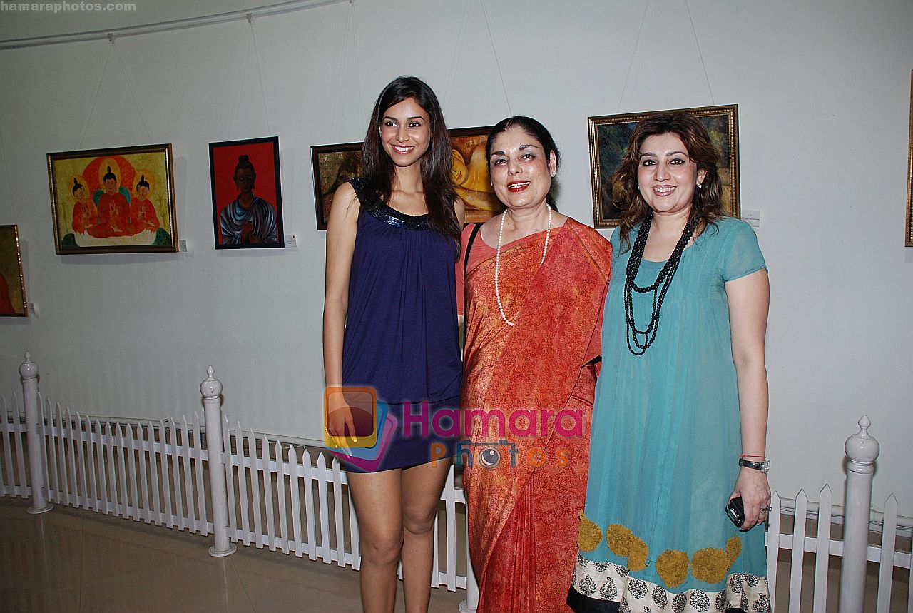 Amruta Patki, Artist Aruna Mascarenhas and Designer Archana Kochhar at Aruna Mascarenhas Art Exhibition in Mumbai on 23rd March 2010