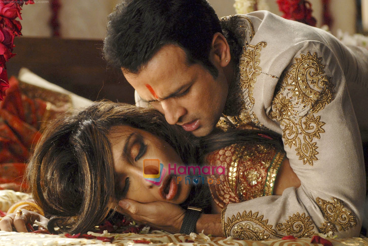 Rituparna Sengupta, Rohit Roy in the still from movie Mittal Vs Mittal 