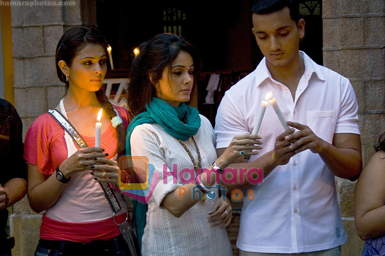 Anjana Sukhani, Vidya Malvade, Rehan Khan in the still from movie Tum Milo Toh Sahi 