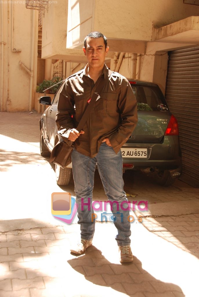 Aamir Khan returns as Padmabhushan Aamir Khan in Bandra, Mumbai on 1st April 2010