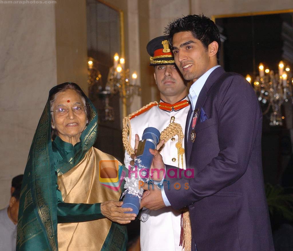 Vijendra Singh receive Padma Vibhushan in Rashtrapati Bhavan, New Delhi on 7th April 2010 