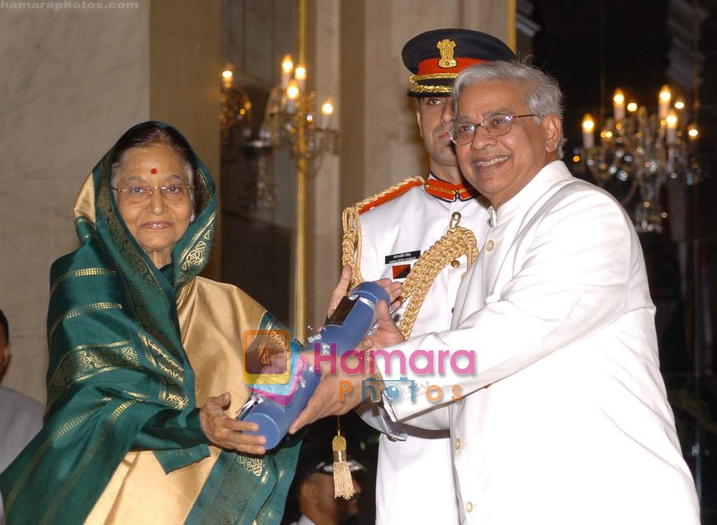 receive Padma Vibhushan in Rashtrapati Bhavan, New Delhi on 7th April 2010 