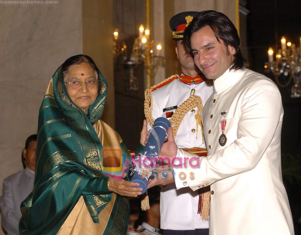 Saif Ali Khan receive Padma Vibhushan in Rashtrapati Bhavan, New Delhi on 7th April 2010 