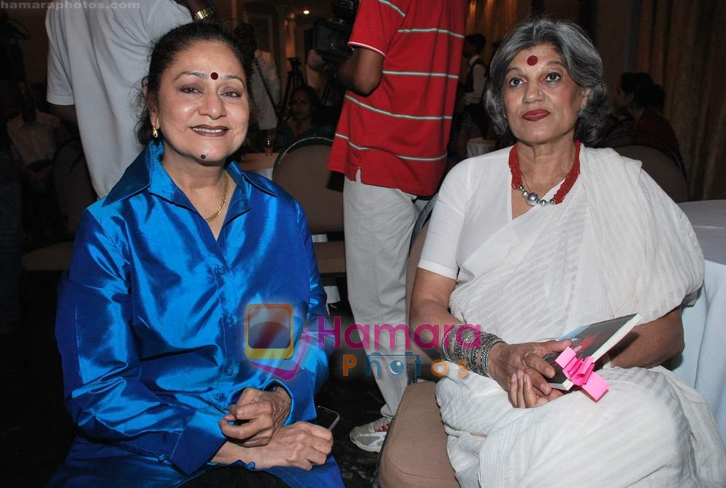 Aruna Irani at the launch of Sharda Sunder's book in Nehru on 10th April 2010 