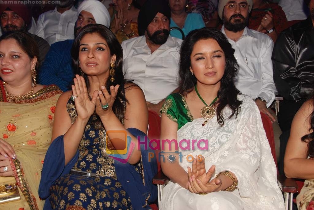 Raveena Tandon, Tisca Chopra at Baisakhi bash hosted by Charan Singh Sapra in Bandra on 10th April 2010 