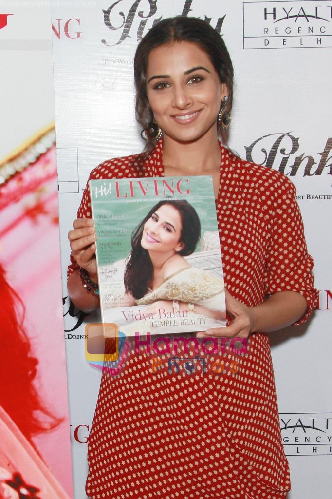 Vidya Balan unveils the April 2010 issue of Hi! LIVING on 10th April 2010 
