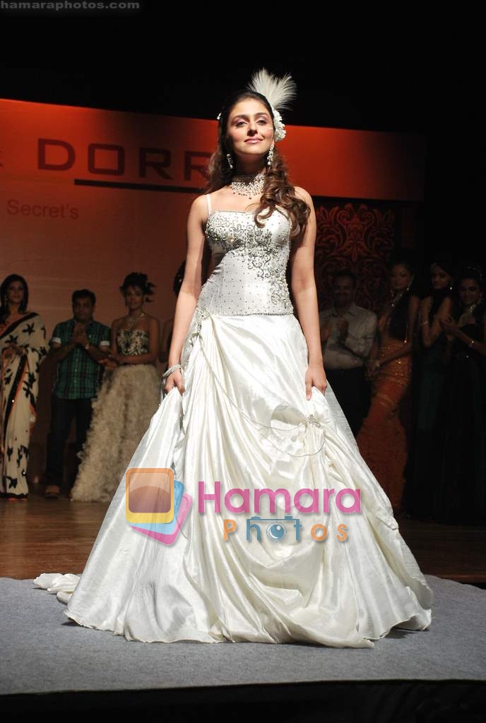 Aarti Chhabria walk the ramp for Bharat n Dorris on day 2 in St Andreews Auditorium on 12th April 2010 
