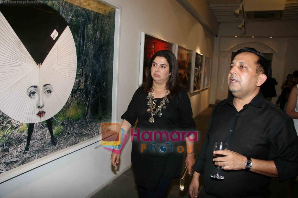 Farah Khan at photography exhibition World of Wearable art by Rohit Chawla and Poem Bags in Colaba on 17th April 2010 