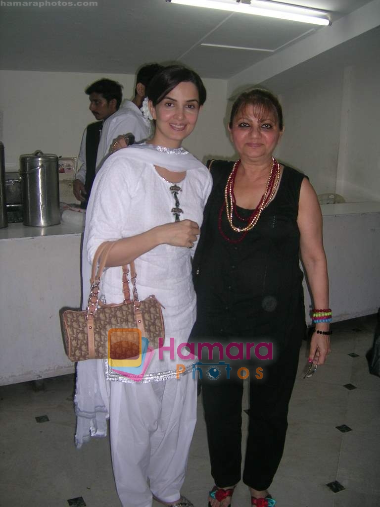 Rukhsar with her mother at Snehanjali a gazal event hosted by Gautam Chaturvedi on 18th April 2010 