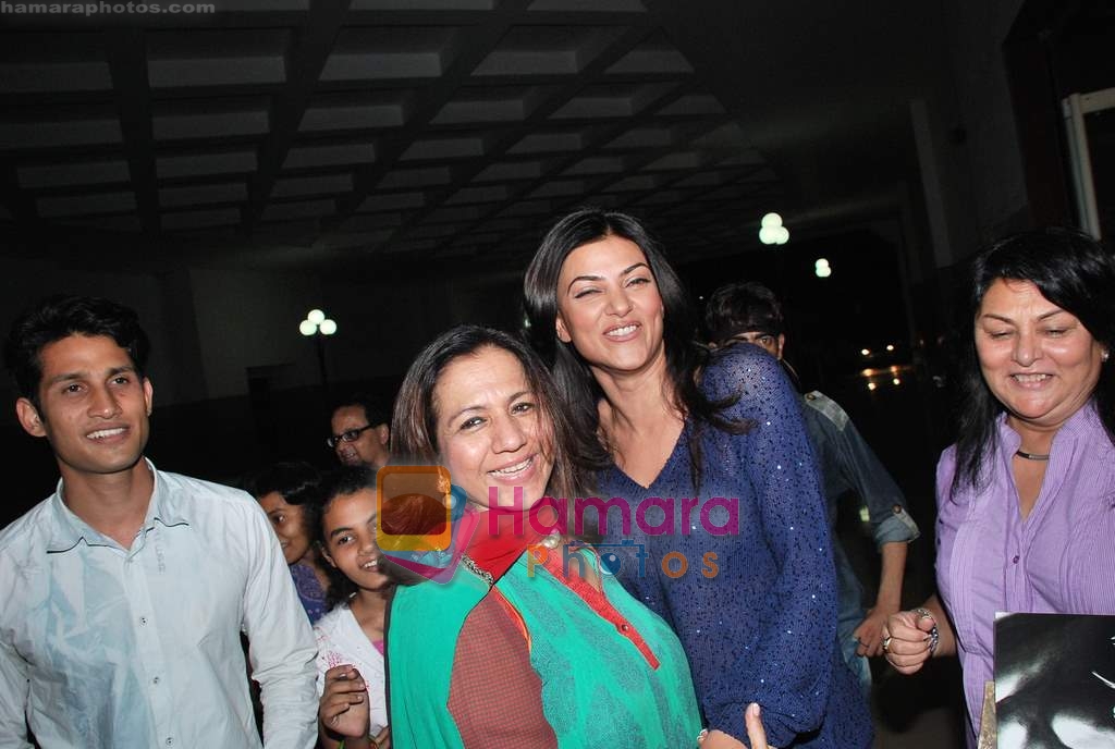 Sushmita Sen at the launch of charcoal exhibition by Gautam Patole in Nehru Centre on 20th April 2010 