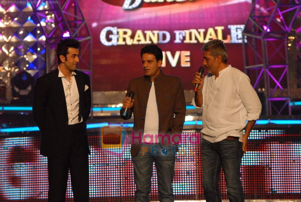 Ranbir Kapoor, Manoj Bajpai at the grand finale of Dance India Dance in Andheri Sports Complex on 23rd April 2010 