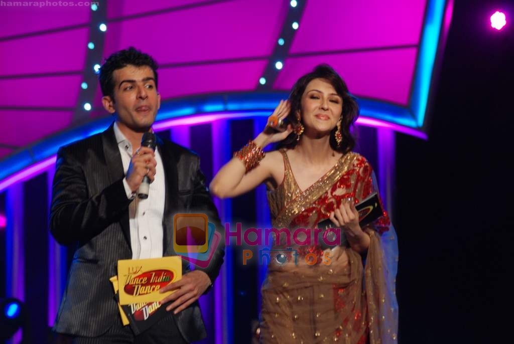 Jay Bhanushali, Saumya Tandon at the grand finale of Dance India Dance in Andheri Sports Complex on 23rd April 2010 