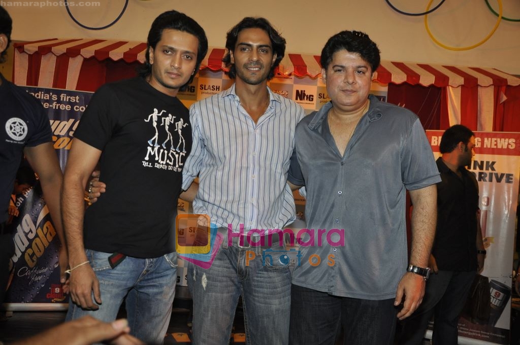 Arjun Rampal, Sajid Khan, Ritesh Deshmukh at Infiniti Mall in Andheri on 24th April 2010 ~0