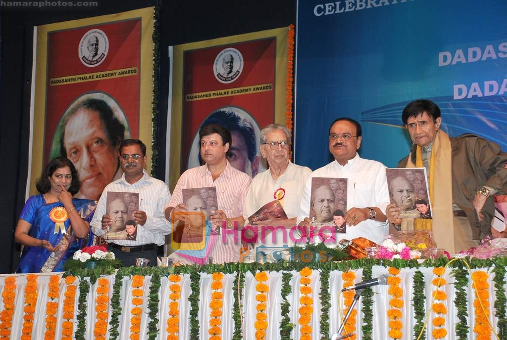 Dev Anand, Sachin Pilgaonkar at Dadasaheb Phalke Awards in Bhaidas Hall on 30th April 2010 