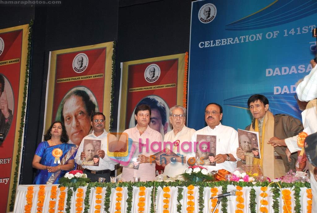Dev Anand, Sachin Pilgaonkar at Dadasaheb Phalke Awards in Bhaidas Hall on 30th April 2010 