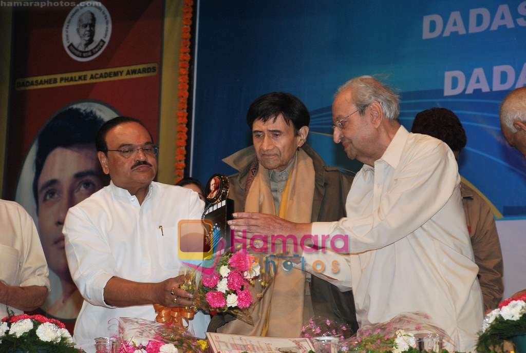 Dev Anand at Dadasaheb Phalke Awards in Bhaidas Hall on 30th April 2010 