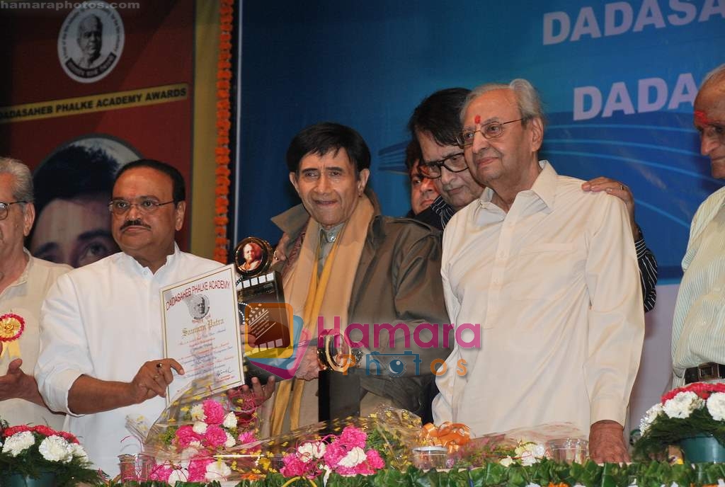 Dev Anand, Pran at Dadasaheb Phalke Awards in Bhaidas Hall on 30th April 2010 