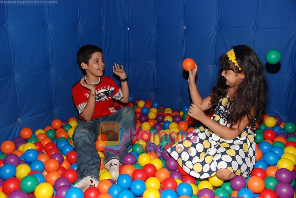 Ziyah Vastani, Darsheel Safary at Bumm Bumm Bole promotional event in R Mall, Ghatkopar on 7th May 2010 