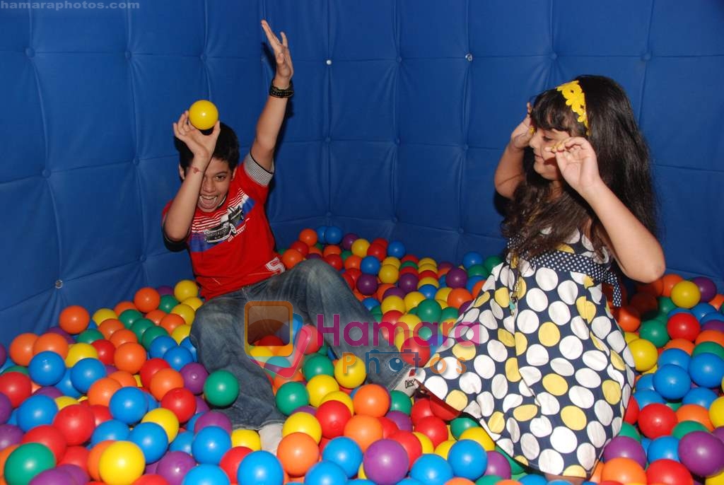 Ziyah Vastani, Darsheel Safary at Bumm Bumm Bole promotional event in R Mall, Ghatkopar on 7th May 2010 