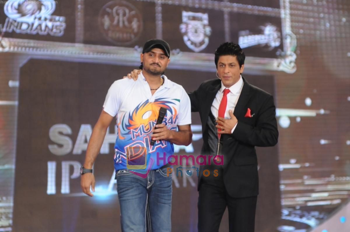 Shahrukh Khan, Harbhajan Singh at IPL Awards in Mumbai on 19th May 2010 