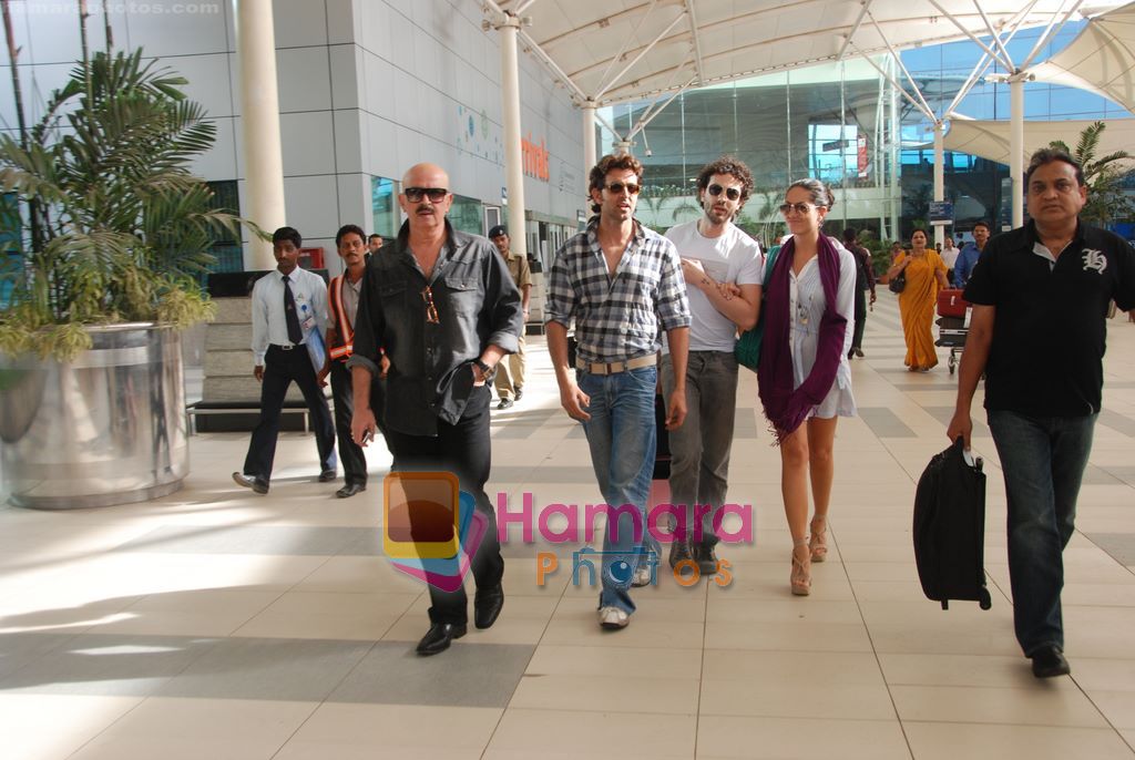Hrithik Roshan, Barbara Mori, Rakesh Roshan arrive after Kites promotion in Kolkata in Domestic Airport, Mumbai on 24th May 2010