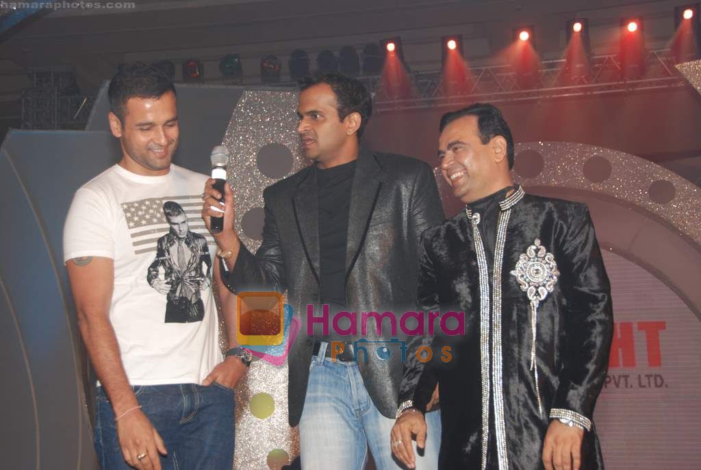 Siddharth Kannan, Rohit Roy at Riyaz Ganji show for Bright Advertising anniversary Rennaisance Powai on 26th May 2010 