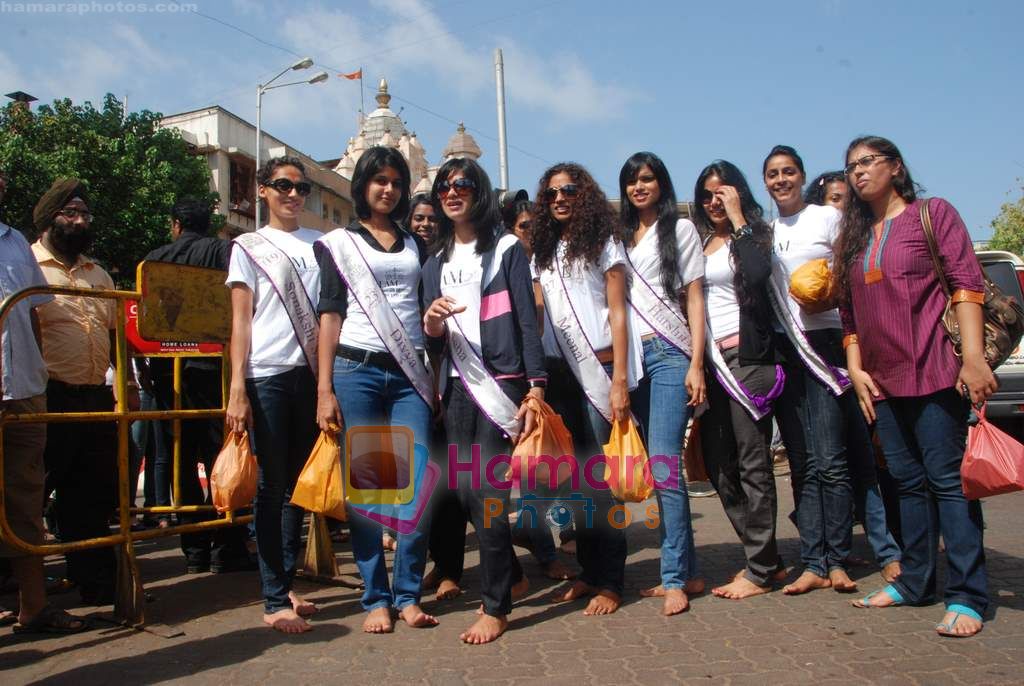 I AM SHE contestants visit Siddhivinayak in Dadar on 26th May 2010 