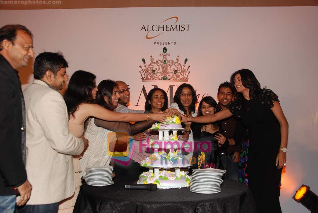 Sushmita Sen with I am She contestants in Westin Hotel on 30th May 2010 