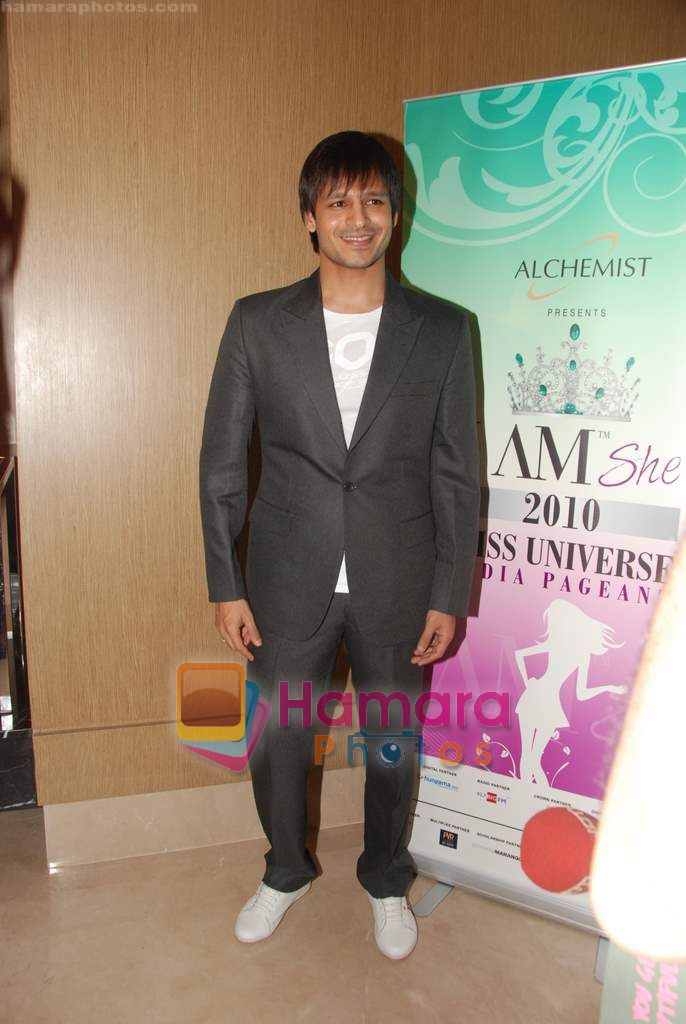 Vivek Oberoi with I am She contestants in Westin Hotel on 30th May 2010 