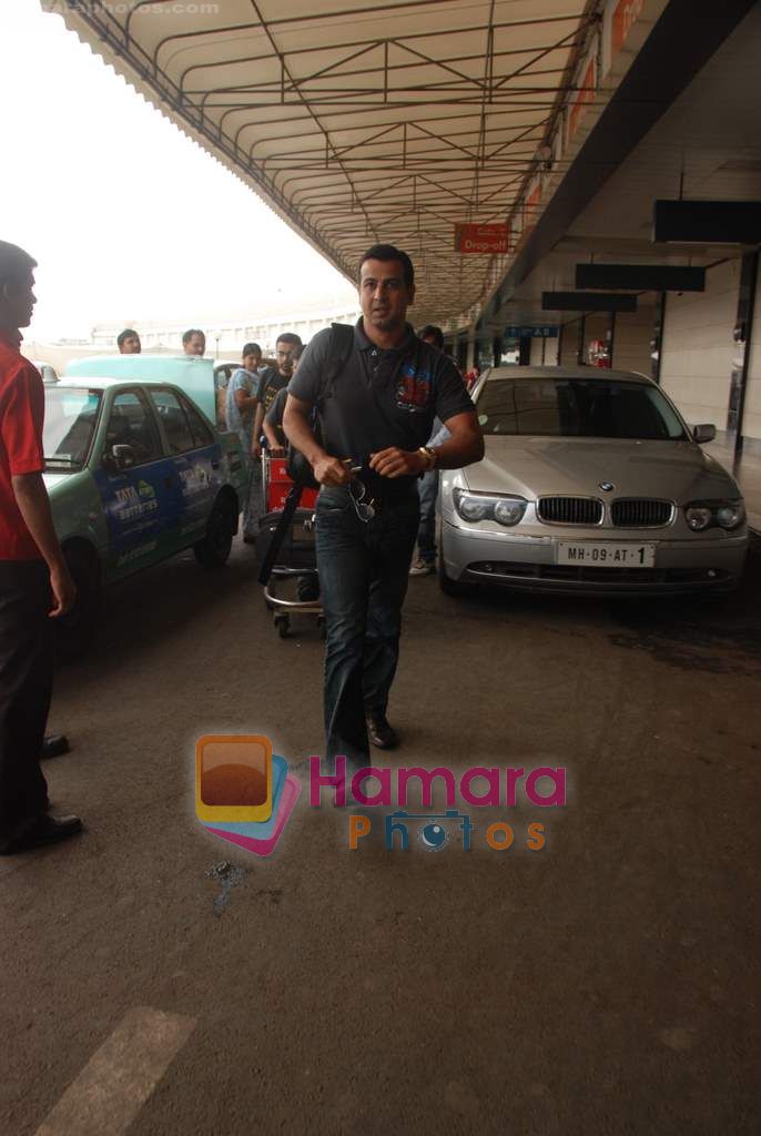 Ronit Roy leave for IIFA Colombo in Mumbai Airport on 1st June 2010  