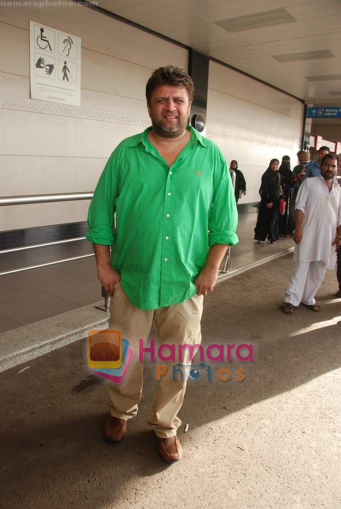  leave for IIFA Colombo in Mumbai Airport on 2nd June 2010 