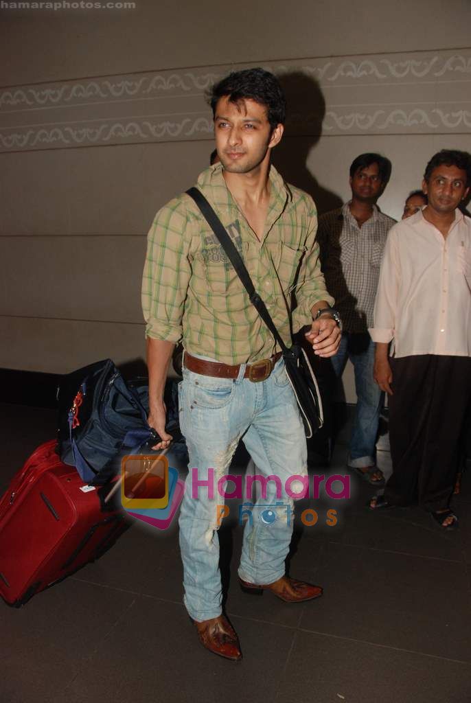 Vatsal Seth leave for IIFA Colombo in Mumbai Airport on 2nd June 2010 