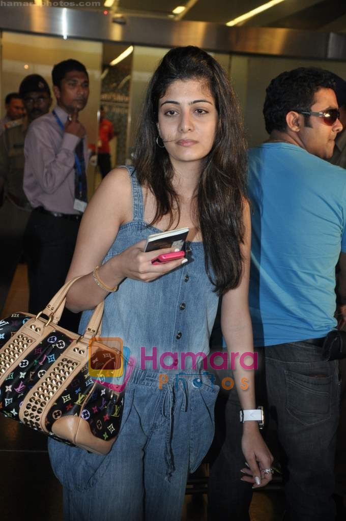 Neha Oberoi leave for IIFA Colombo in Mumbai Airport on 2nd June 2010 