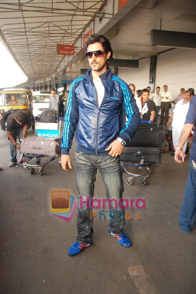 Kunal Kaopor leave for IIFA Colombo in Mumbai Airport on 2nd June 2010 