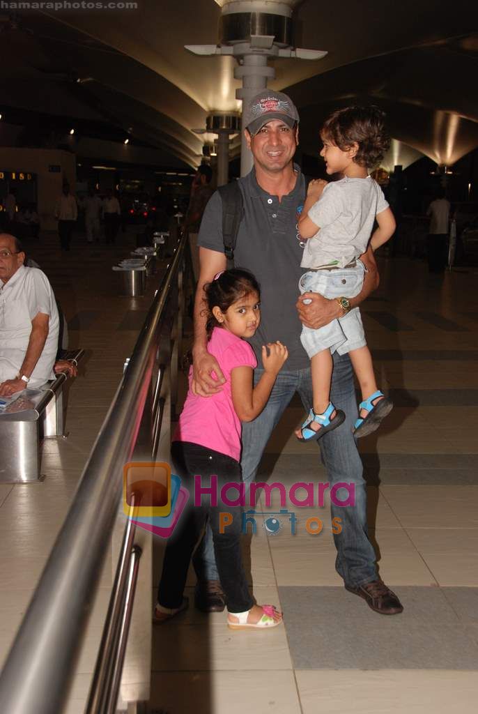 Ronit Roy arrive back from IIFA in Mumbai Airport on 6th June 2010 