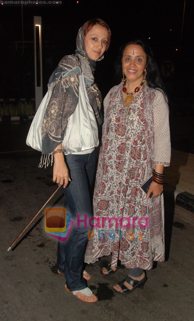 Ila and Ishita Arun return after IIFA Awards in Srilanka at Mumbai Airport on 7th June 2010 