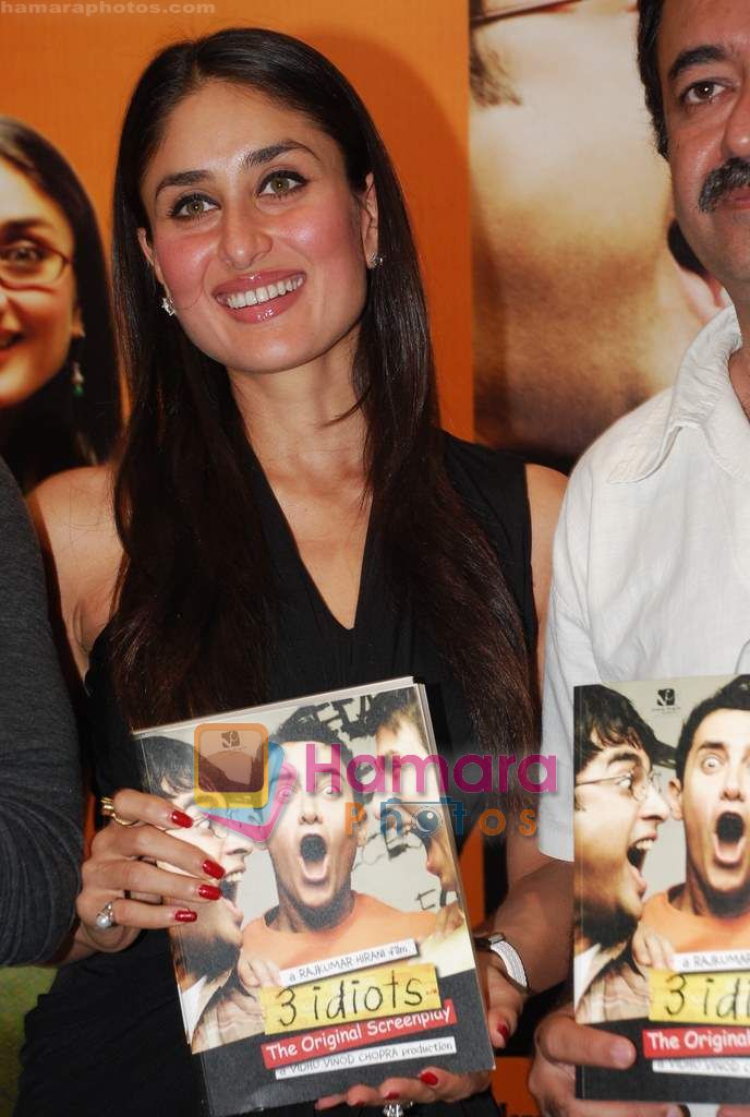 Kareena Kapoor at the 3 Idiots script book launch in Phoenix Mill on 7th June 2010  