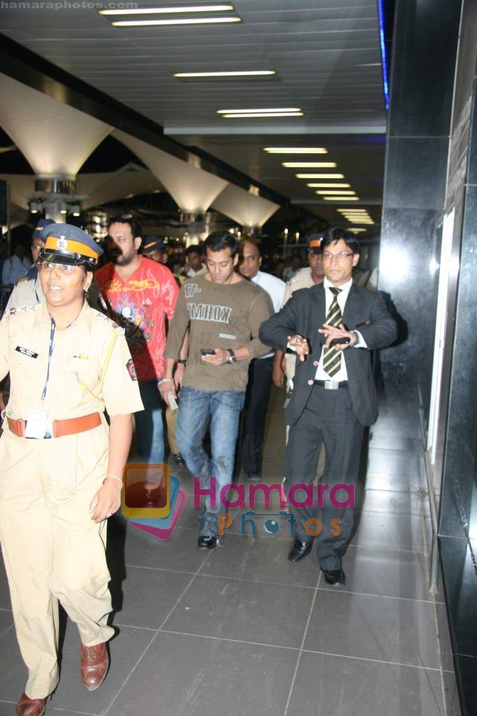 Salman Khan return after IIFA Awards in Srilanka at Mumbai Airport on 7th June 2010