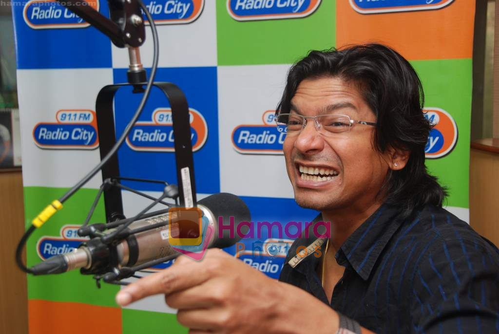 Shaan promote film Aashayein in Radio City on 23rd July 2010 