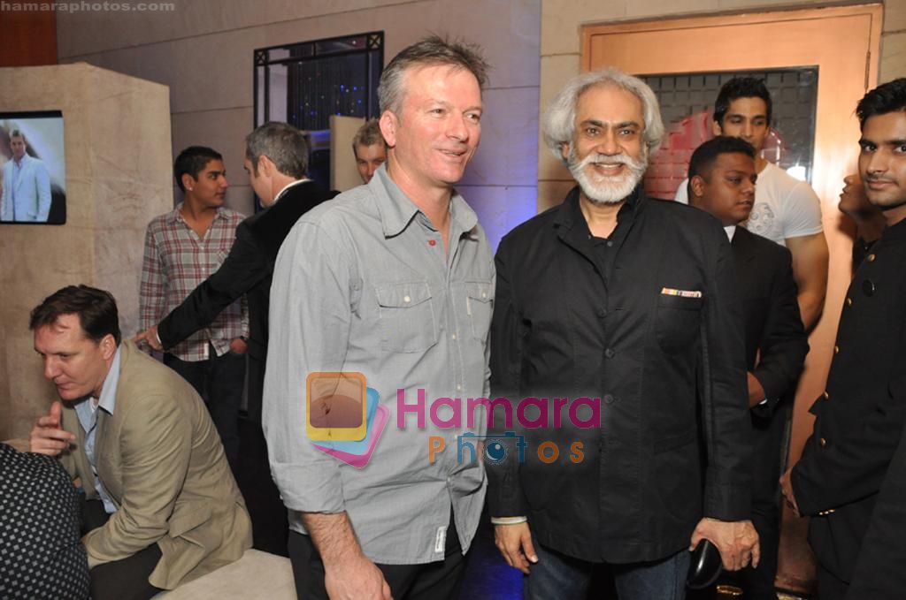 Steve Waugh with Sunil Sethi at Abu Jani and Sandeep Khosla present _ALMOST 24_ at the Grand Finale at Delhi Couture Week on 25th July 2010