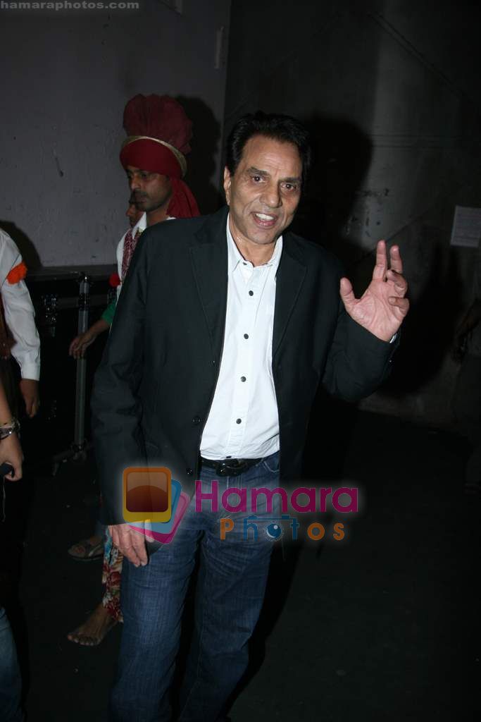 Dharmendra on the sets of Indian Idol in Filmcity on 27th July 2010 