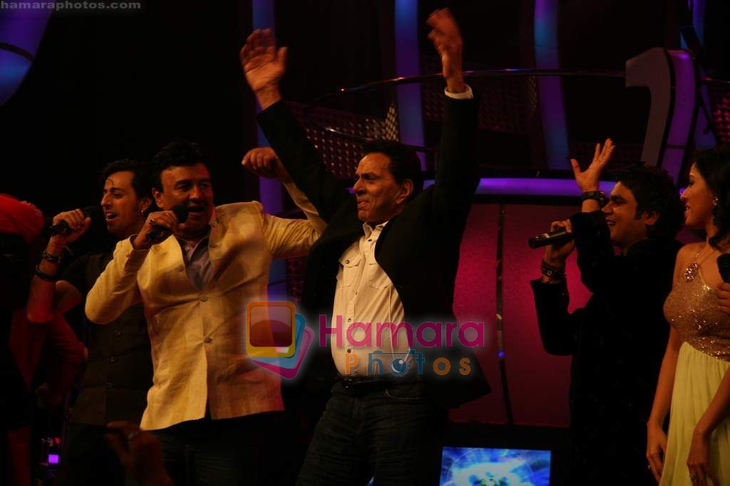 Dharmendra, Anu Malik on the sets of Indian Idol in Filmcity on 27th July 2010 