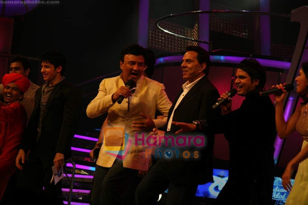Dharmendra, Anu Malik on the sets of Indian Idol in Filmcity on 27th July 2010 